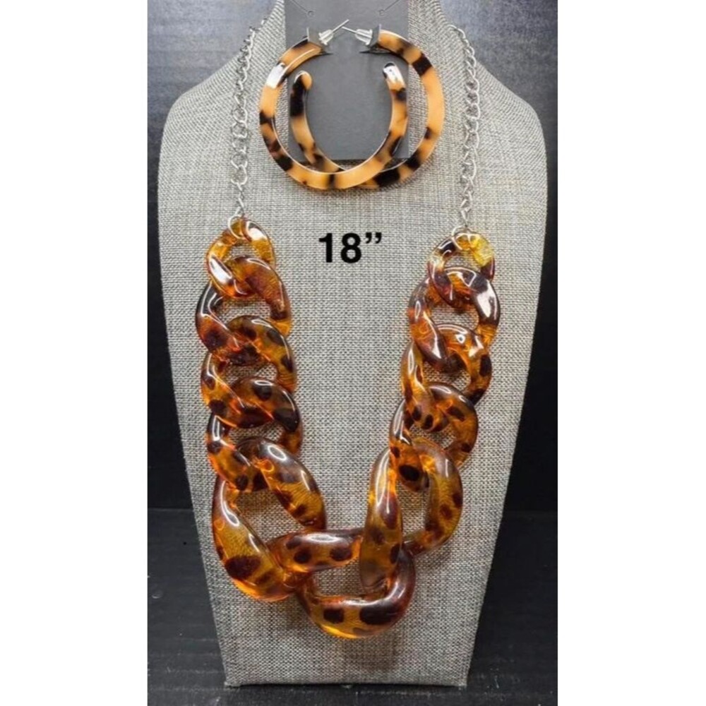 29. Leopard chain statement necklace